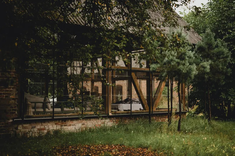 Drewniana stodoła wśród drzew